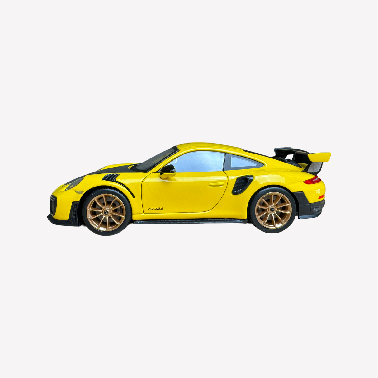 Maisto Porsche 911 GT2RS Model 1:24 Scale 991 Turbo Yellow
