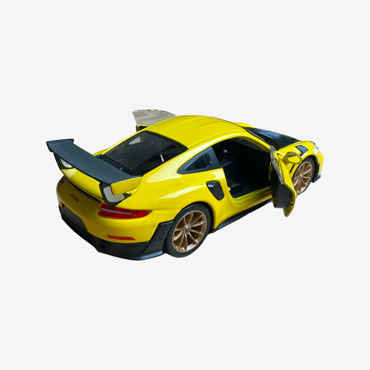 Maisto Porsche 911 GT2RS Model 1:24 Scale 991 Turbo Yellow